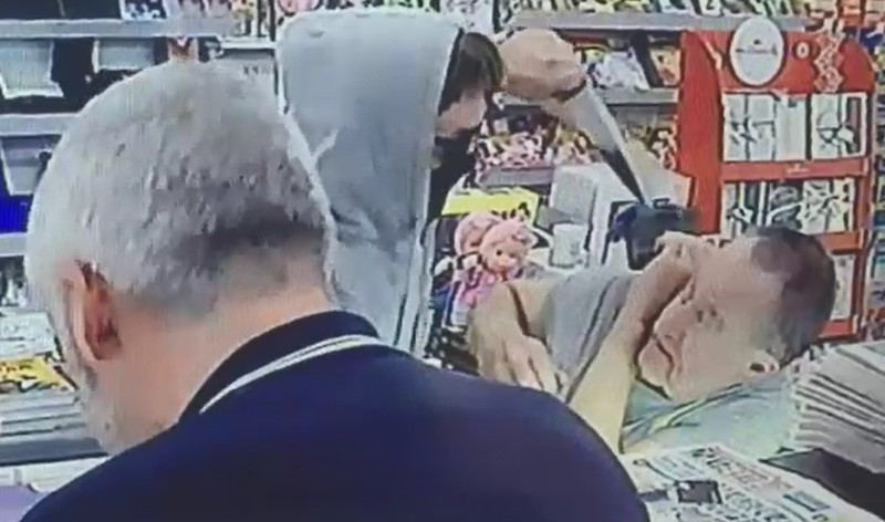 Τρόμος σε κατάστημα με ληστή να απειλεί πελάτη με κουζινομάχαιρο (βίντεο)